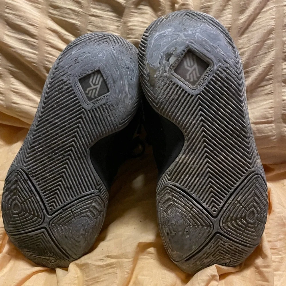 Kyrie‎ Irving Nike Shoes GUC size 4.5 Y